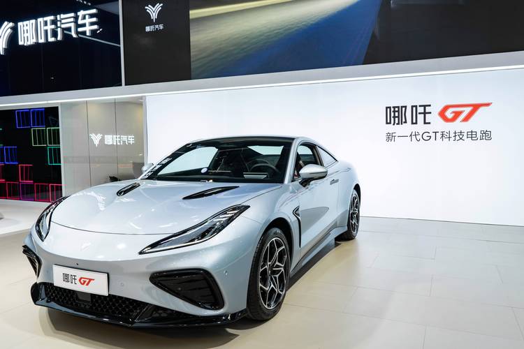 重庆19哪吒汽车在智能汽车领域的表现，领途汽车在新能源汽车市场中的影响力